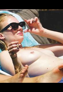 Sophie Turner sunbathing topless Sophie Turner sunbathing topless