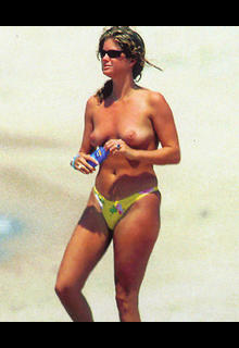 Rachel Hunter topless on a beach paparazzi photo Rachel Hunter topless on a beach paparazzi photo