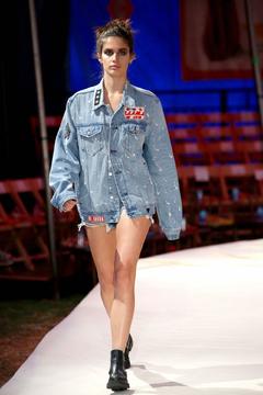 Sara Sampaio sexy legs runway image
