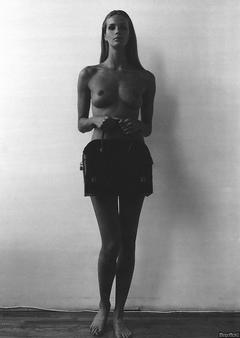 Elle Macpherson posing naked cover her pussyu