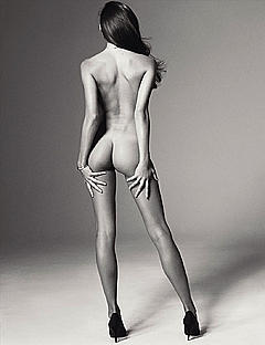 Sara Sampaio naked, shows her great nude ass