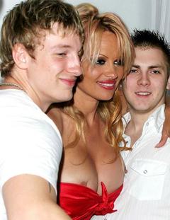 Pamela Anderson tit slip paparazzi photo