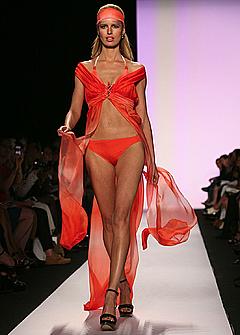 Karolina Kurkova sexy runway photo