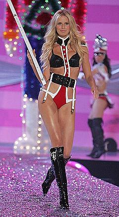 Blonde Karolina Kurkova sexy runway photo