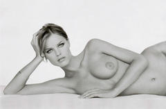 Eva Herzigova lying naked