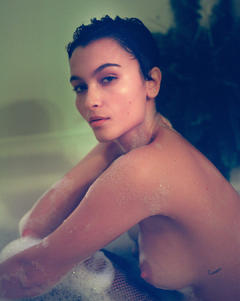 Uelyca Siqueira topless image