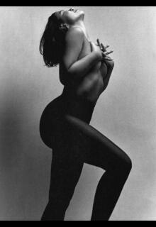 Julia Kelly naked cover her breasts for Baz photoshoot - September 2025