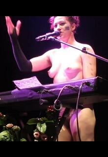 Amanda Palmer naked sings Dear Daily Mail song in London Roundhouse