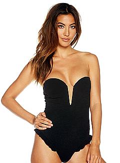 Leila Thomas cleavage