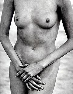 Nadja Auermann nude tits and cover her pussy