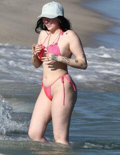 Noah Cyrus sexy in pink bikini with friends