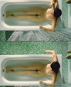 Mexican actress Ana de la Reguera nude in bathtub in Asi del precipicio