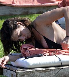 Natalie Imbruglia nipple slip in Sardinia
