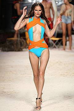 Alla Kostromichova sexy runway image