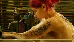 Russian actress Polina Pushkaruk naked in a bathtub at Vechnaya zhizn Aleksandra Khristoforova