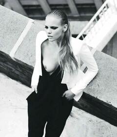 Marloes Horst shows her nude tit