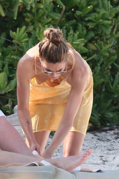 Shayna Terese Taylor shows her nude tits on a beach in Tulum paparazzi phot