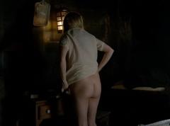 Hannah New shows her nude ass