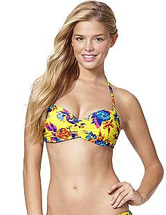 Danielle Knudson posing in bikini