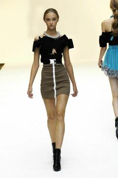 Marcelina Sowa sexy runway image