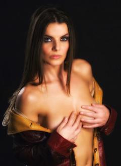 Anna Fusco braless cover her breasts