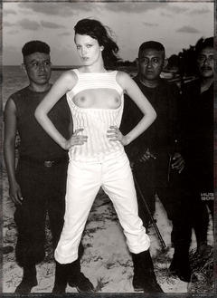 Karen Elson shows her nude tits