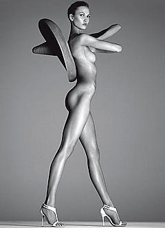 Karlie Kloss posing fully nude