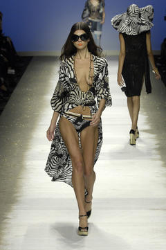 Alexandra Tomlinson tit slip runway image