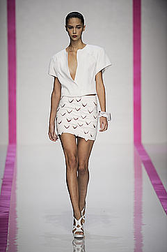 Dree Hemingway runway image