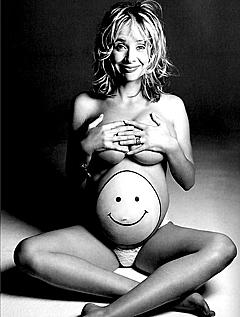 Pregnant Rosanna Arquette cover her nude tits