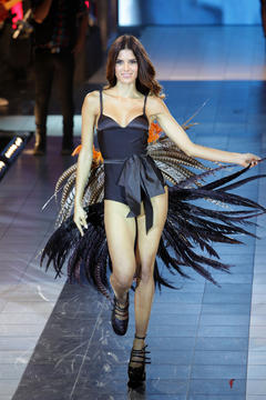 Raica Oliveira runway photo