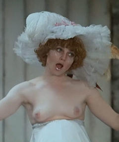 Valerie Mairesse topless in L'une chante, l'autre pas