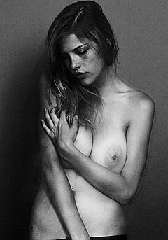 Ashley Smith topless cover her boob