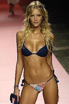 Gianne Albertoni sexy catlwak photo