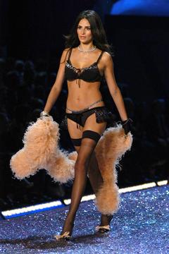 Fernanda Tavares in sexy lingerie runway image