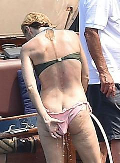 Gillian Anderson ass crack