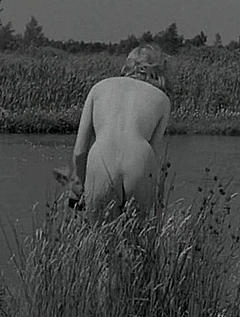 Tove Maes nude ass in Ditte Menneskebarn