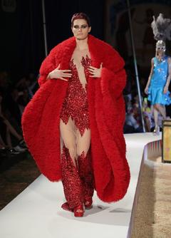 Isabeli Fontana red dressed runway image