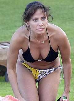Natalie Imbruglia sexy cleavage