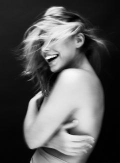 Billie Piper braless cover her tit