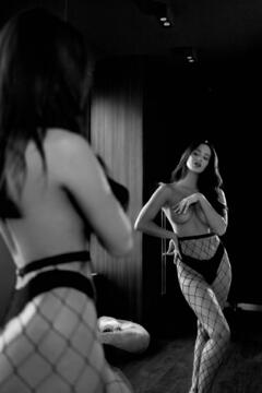 Magdalena Perlinska topless in a mirror