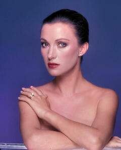 Jane Seymour topless cover her tits