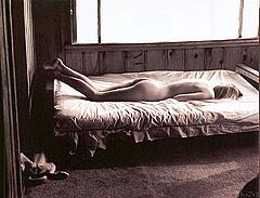 Tatjana Patitz lying naked on a bed