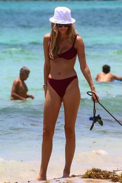 Roosmarijn de Kok in a bikini with her dog in Miami