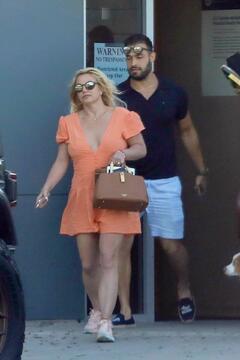 Britney Spears pregnent again at LAX
