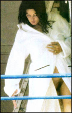 Monica Bellucci oops paparazzi shot, flashing her nude pussy