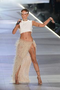 Halsey performing at VS 2018 fashion show