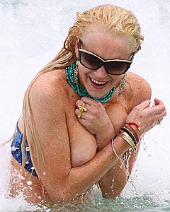 Lindsay Lohan oops paparazzi shoot, nude boob out