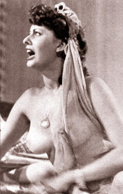 Sophia Loren nude boobs