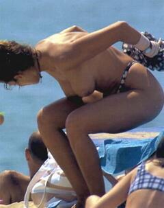 Elsa Anka changing on a beach shows her unde tits